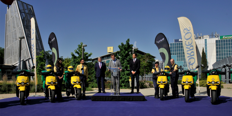 Presentación de las motos eléctricas que formarán parte de la flota de reparto de Correos en los próximos días.