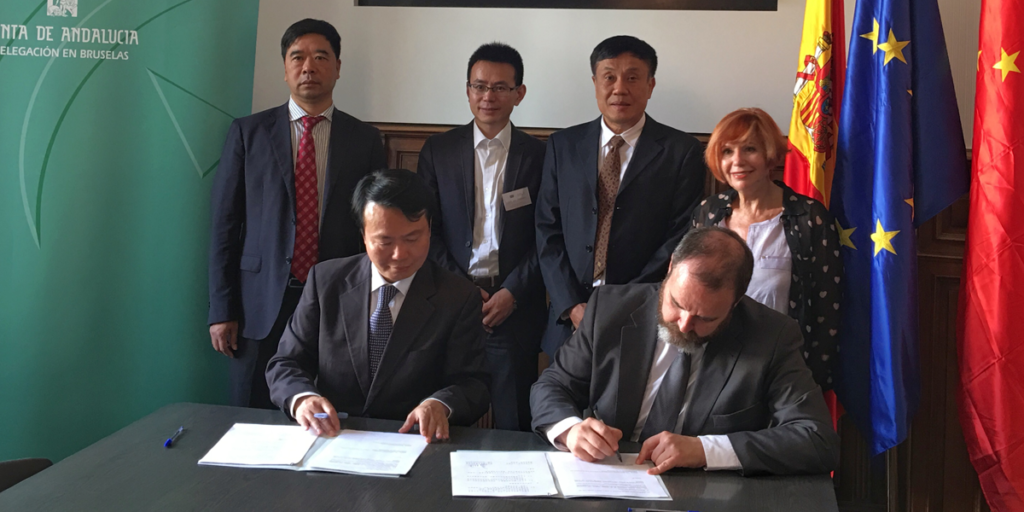 Firma del acuerdo entre el Clúster Andalucía Smart City y la ciudad china de Shantou por el que empresas andaluzas diseñarán un distrito inteligente.