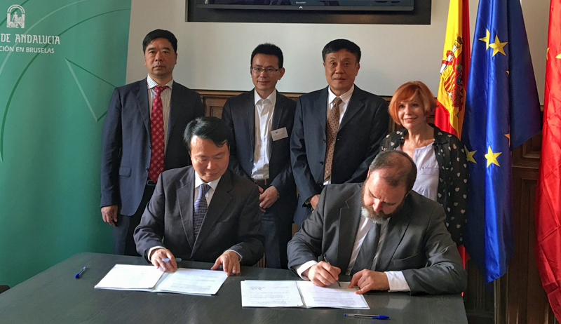Firma del acuerdo entre el Clúster Andalucía Smart City y la ciudad china de Shantou por el que empresas andaluzas diseñarán un distrito inteligente. 