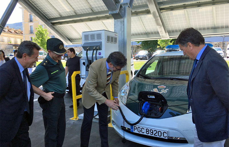 Inauguración de la electrolinera de La Granja, en Segovia, que cuenta con puntos de carga rápida y superrápida y se alimenta de energía solar con paneles fotovoltaicos.