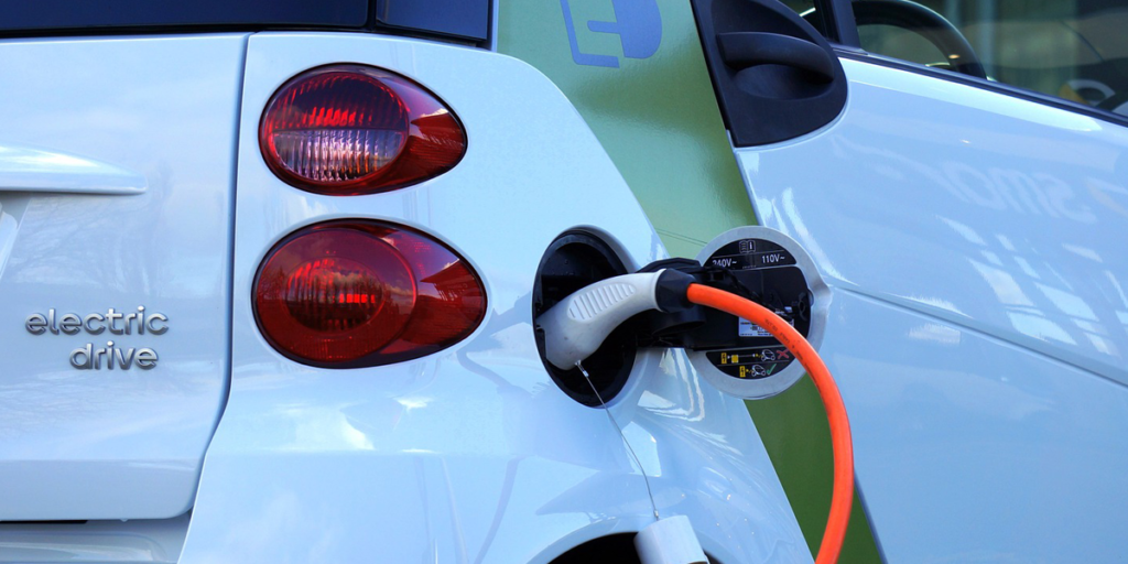 Un coche en pleno proceso de recarga. Aprobación del Plan Movea 2017 para incentivar la compra de vehículos eléctricos y de otras energías alternativas y la instalación de puntos de recarga eléctrica.