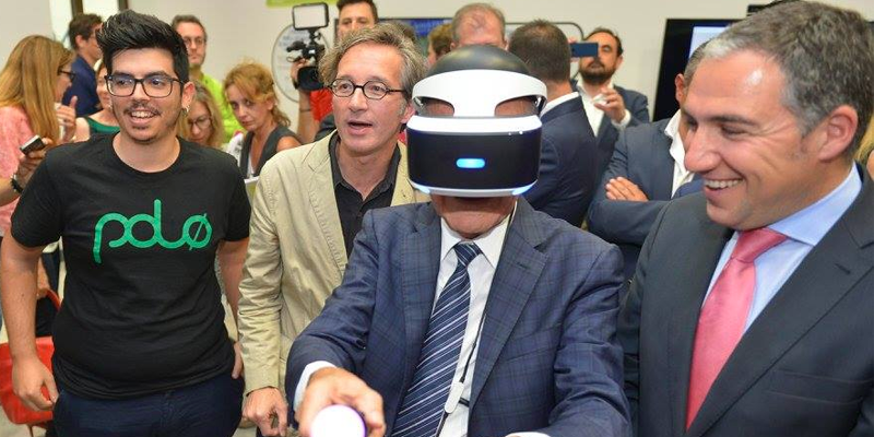 El secretario de Estado para la Sociedad de la Información, José María Lassalle, junto al alcalde de Málaga, Francisco de la Torre (con gafas de realidad virtual puestas), durante la inauguración del Polo de Contenidos Digitales.