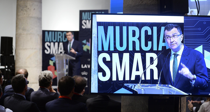 El alcalde de Murcia, José Ballesta, anunció este jueves el inicio de las primeras experiencias piloto de la estrategia de Smart City 'MiMurcia'.