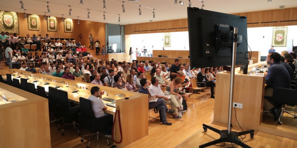 La Diputación de Málaga presentó a un centenar de representantes de sus ayuntamientos la Plataforma para Administración Electrónica que ha desarrollado.