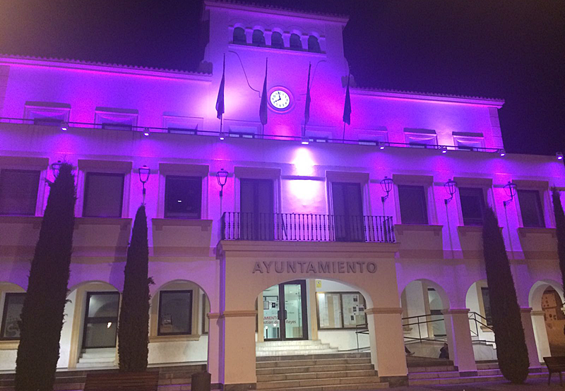 Fachada del Ayuntamiento de San Sebastián de los Reyes con nueva iluminación.