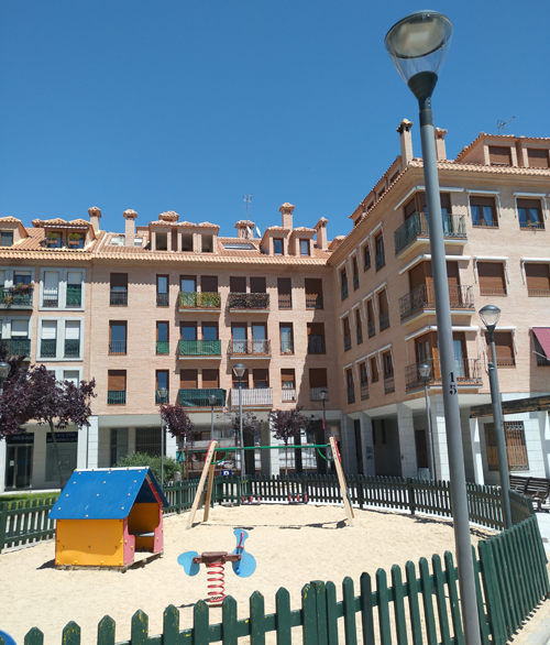 Parque infantil en San Sebastián de los Reyes con nuevas luminarias LED.