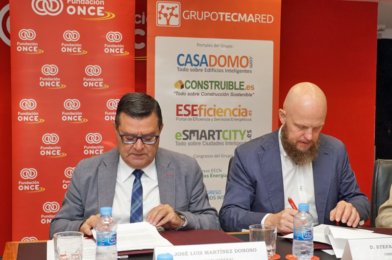 José Luis Martínez Donoso, director general de Fundación ONCE, y Stefan Junestrand, director general de Grupo Tecma Red, durante la firma del convenio de colaboración.