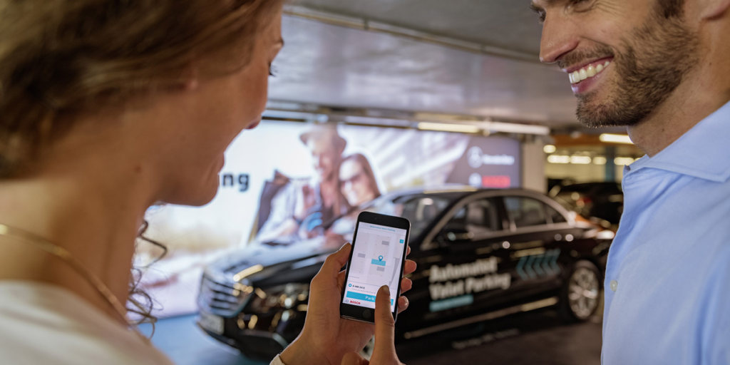 A través de un comando de voz a la App descargada en un teléfono móvil es posible aparcar el coche mediante el sistema de estacionamiento automatizado que prueban en Stuttgart.