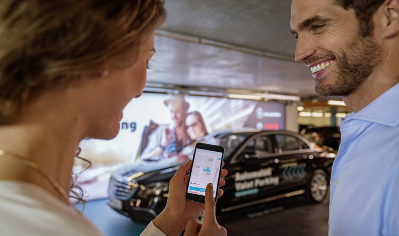 A través de un comando de voz a la App descargada en un teléfono móvil es posible aparcar el coche mediante el sistema de estacionamiento automatizado que prueban en Stuttgart.