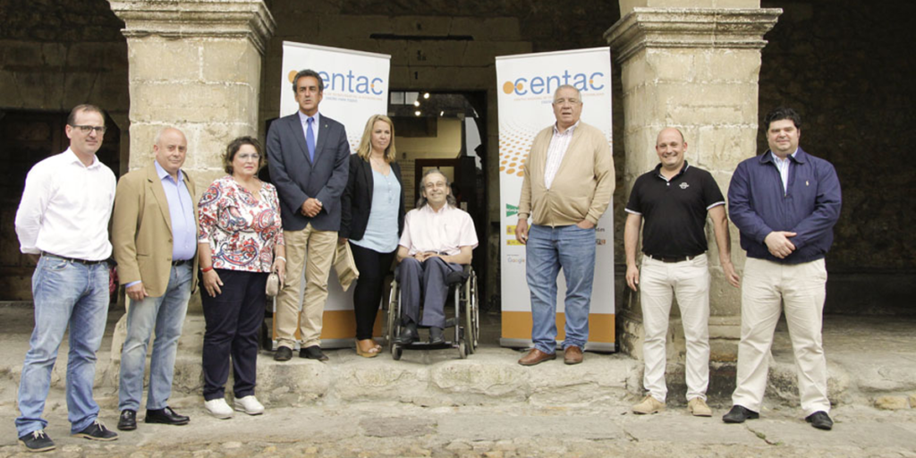 Firmantes del convenio entre el Ayuntamiento de Santillana del Mar (Cantabria) y CENTAC para desarrollar el Espacio Integrado Inteligente basado en tecnologías de la accesibilidad.