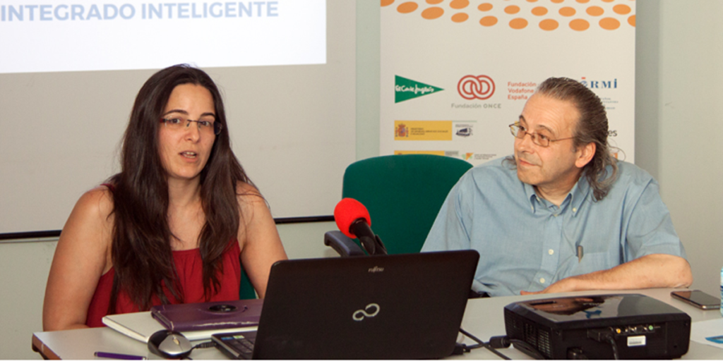 Brianda Yáñez, concejala del Ayuntamiento de Alcalá de Henares, y Juan Carlos Ramiro, director general de CENTAC, presentaron las primeras tecnologías accesibles con las que entrará en funcionamiento el Espacio Integrado Inteligente.