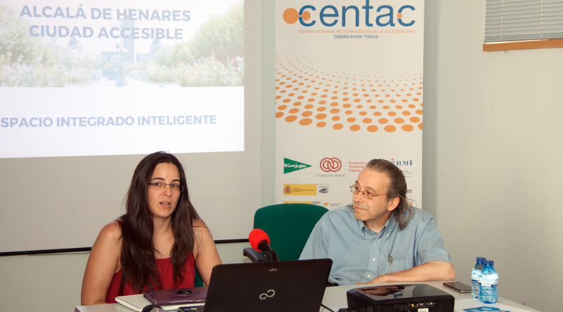 Brianda Yáñez, concejala del Ayuntamiento de Alcalá de Henares, y Juan Carlos Ramiro, director general de CENTAC, presentaron las primeras tecnologías accesibles con las que entrará en funcionamiento el Espacio Integrado de Inteligencia.