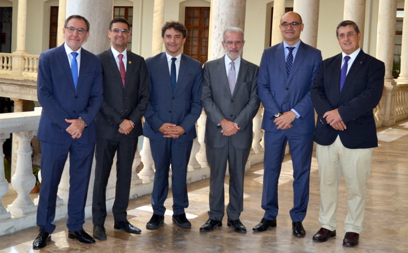 Los rectores de las universidades públicas valencianas junto al secretario Autonómico de Turismo, Francesc Colomer, tras la firma del convenio para la investigación e innovación en Turismo.