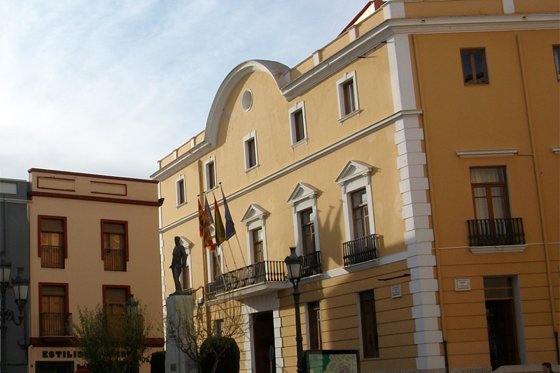 Fachada del Ayuntamiento de Oliva. 