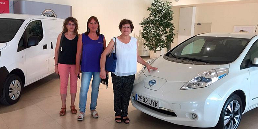 Nissan y Diputación de Girona han firmado un convenio para la promoción de la movilidad eléctrica por el que cede seis vehículos eléctricos a varios municipios de la provincia durante once semanas. Entrega de uno de los vehículos eléctricos.
