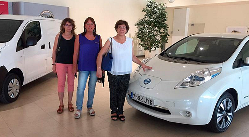 Nissan y Diputación de Girona han firmado un convenio para la promoción de la movilidad eléctrica por el que cede seis vehículos eléctricos a varios municipios de la provincia durante once semanas.  Entrega de uno de los vehículos eléctricos. 