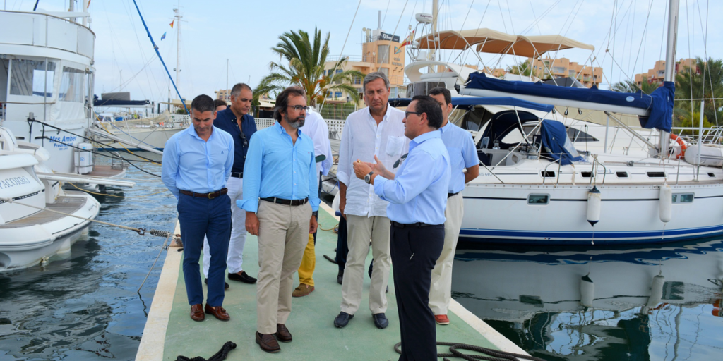 El consejero de Presidencia y Fomento de Murcia, Pedro Rivero, visitó el puerto deportivo de La Manga del Mar Menor y habló de la importancia de su renovación y la incorporación de las tecnologías para su gestión inteligente.