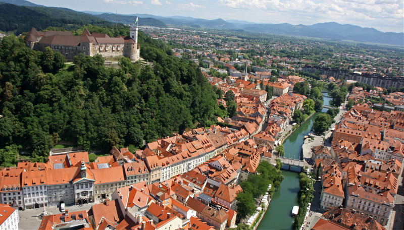Liubliana ha sido galardonada por el programa europeo Urbact por sus Buenas Prácticas en participación ciudadana con el portal web de Iniciativas Ciudadanas. Imagen: foto aérea de Liubliana con el río. 