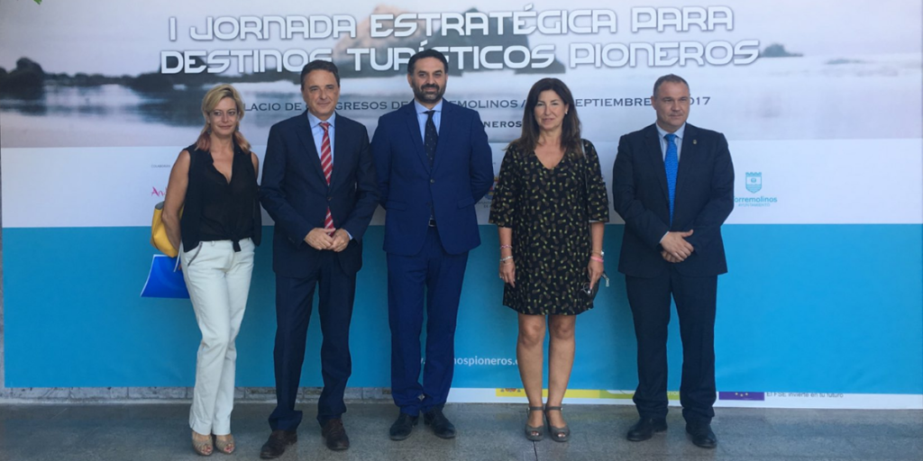 El consejero de Turismo y Deporte, Francisco Javier Fernández, dio a conocer el nuevo programa de la Junta de Andalucía para llevar la innovación a destinos turísticos pioneros en Torremolinos, donde dará comienzo la iniciativa.