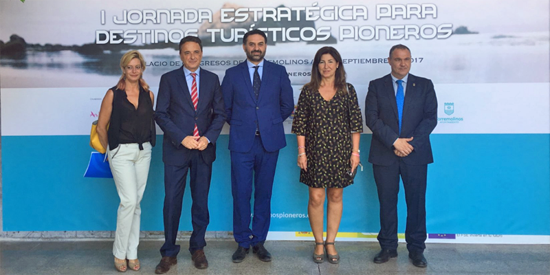 El consejero de Turismo y Deporte, Francisco Javier Fernández, dio a conocer el nuevo programa de la Junta de Andalucía para llevar la innovación a destinos turísticos pioneros en Torremolinos, donde dará comienzo la iniciativa. 