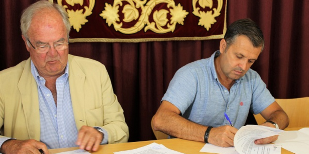 Firmaron el acuerdo para impulsar la aplicación de tecnologías en Conil de la Frontera el alcalde, Juan Manuel Bermúdez, y Mariano Barroso en representación del Clúster Andalucía Smart City.