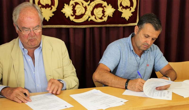 Firmaron el acuerdo para impulsar la aplicación de tecnologías en Conil de la Frontera el alcalde, Juan Manuel Bermúdez, y Mariano Barroso en representación del Clúster Andalucía Smart City.