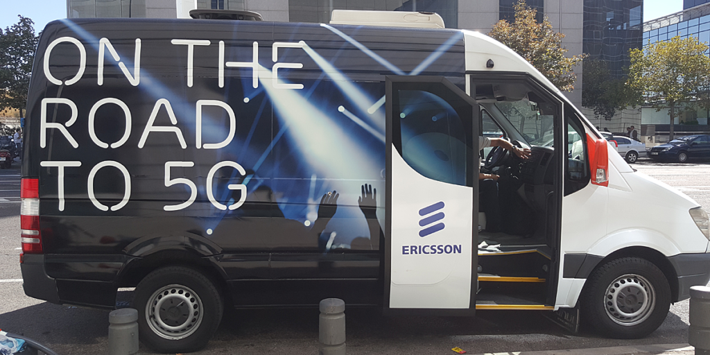 Orange y Ericsson realizaron pruebas en Madrid para mostrar las prestaciones de la conectividad móvil 5G, con una furgoneta en circulación que mostró un vídeo 4K en tiempo real.
