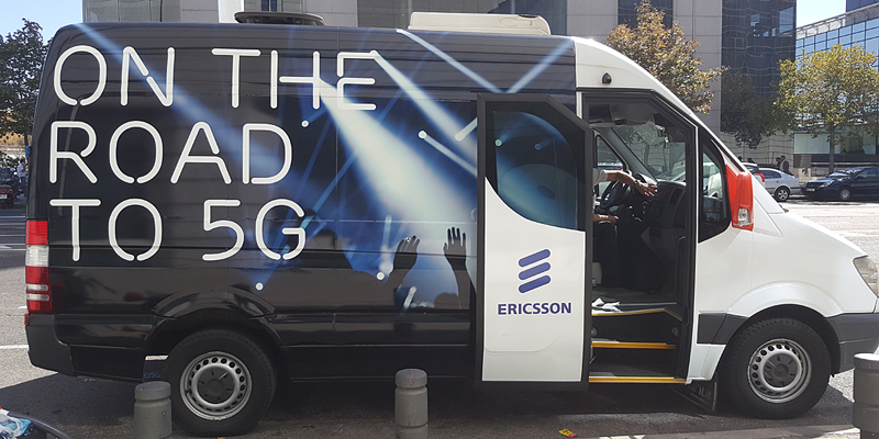 Orange y Ericsson realizaron pruebas en Madrid para mostrar las prestaciones de la conectividad móvil 5G, con una furgoneta en circulación que mostró un vídeo 4K en tiempo real.