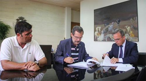 Firma del convenio entre Marcial Morales, presidente del Cabildo de Fuerteventura, y Jorge Ramos, CEO de IBIL.