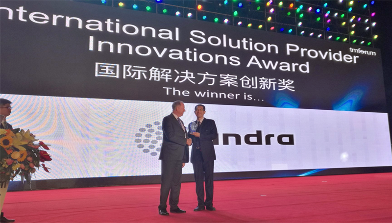 Entrega del premio otorgado por IT Forum a Indra por su plataforma de ciudad inteligente en la ceremonia celebrada el pasado 19 de septiembre en China.
