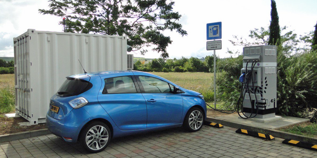 El sistema de recarga eléctrica se sirve de baterías de coche en desuso que se utilizan para almacenar la energía que servirá para una nueva carga de un vehículo eléctrico.