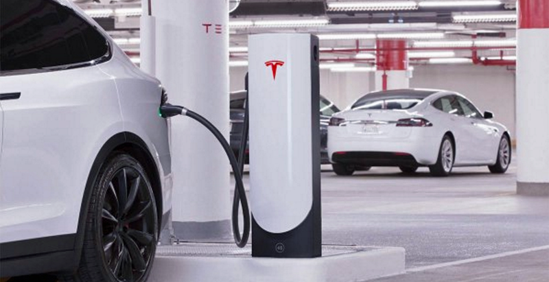 Nuevos Supercargadores de Tesla que presentan un diseño más compact pero también menor potencia, con los que quiere ampliar su red de estaciones y llevarlos al centro de las ciudades.