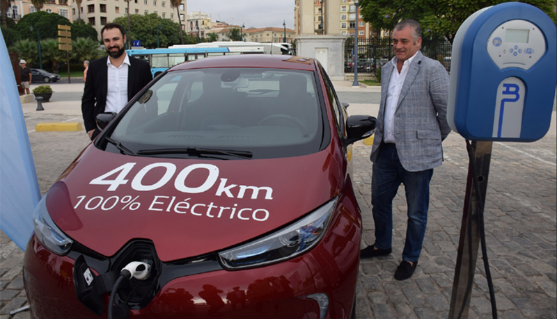 Presentación punto de recarga eléctrica con el consejero de Empleo de Andalucía, Javier Carnero, que dio a conocer la hoja de ruta por la movilidad eléctrica por la que se subvencionarán 400 estaciones de carga.