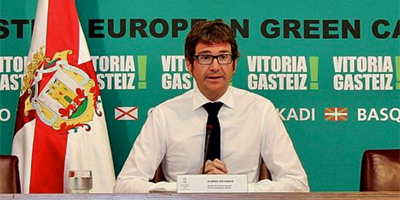 El alcalde de Vitoria-Gasteiz, Gorka Urtara, explica el Plan Smart Green City.