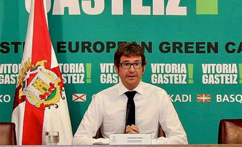 El alcalde de Vitoria-Gasteiz, Gorka Urtara, explica el Plan Smart Green City para la ciudad.