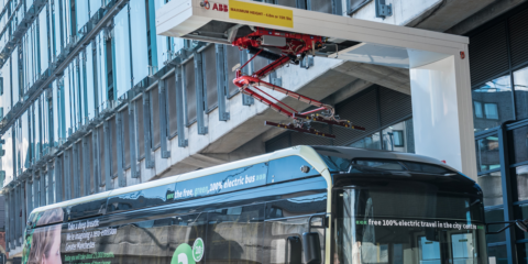 Un autobús urbano eléctrico que se recarga en tres minutos recorre las calles de Mánchester