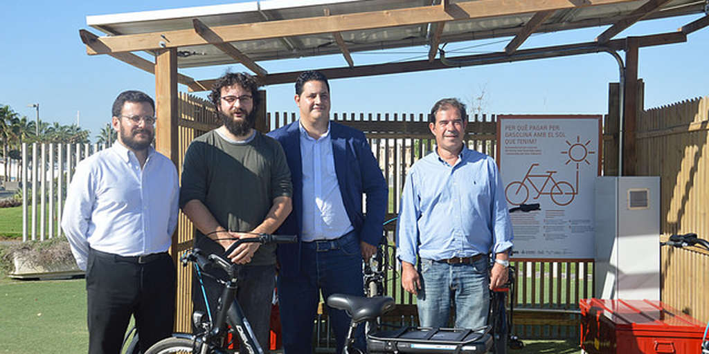 Presentación del piloto 'Bicis solares', proyecto que cuenta con cuatro bicicletas eléctricas alimentadas con energía solar en Valencia.