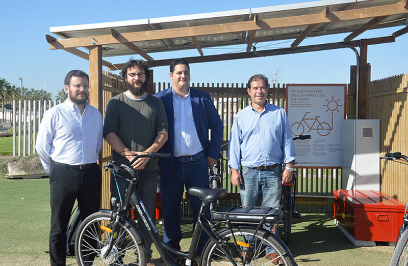 Presentación del piloto 'Bicis solares', proyecto que cuenta con cuatro bicicletas eléctricas alimentadas con energía solar en Valencia.