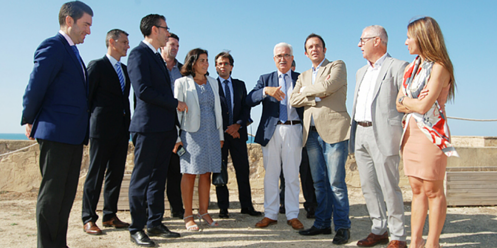 Autoridades de la Junta de Andalucía y el Ayuntamiento de Cádiz, junto a representantes de Telefónica visitaron el posible emplazamiento del espacio de trabajo colaborativo de la iniciativa de emprendimiento 'Andalucía Open Future'.