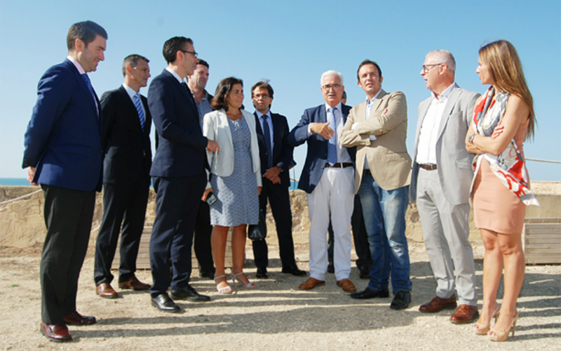 Autoridades de la Junta de Andalucía y el Ayuntamiento de Cádiz, junto a representantes de Telefónica visitaron el posible emplazamiento del espacio de trabajo colaborativo de la iniciativa de emprendimiento 'Andalucía Open Future'.