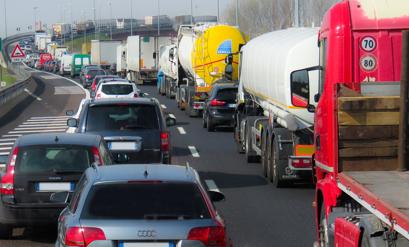 El tráfico rodado es una de las principales fuentes emisoras de gases contaminantes de mayor toxicidad para la salud.