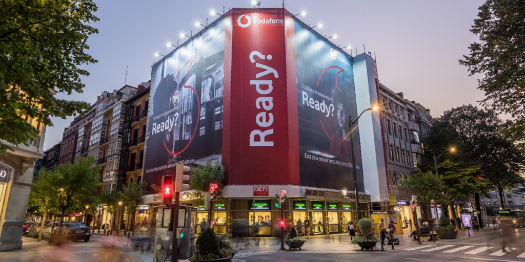 Una de las dos lonas publicitarias capaces de absorber la contaminación que ha desplegado Vodafone España en Madrid y Bilbao (en la imagen).