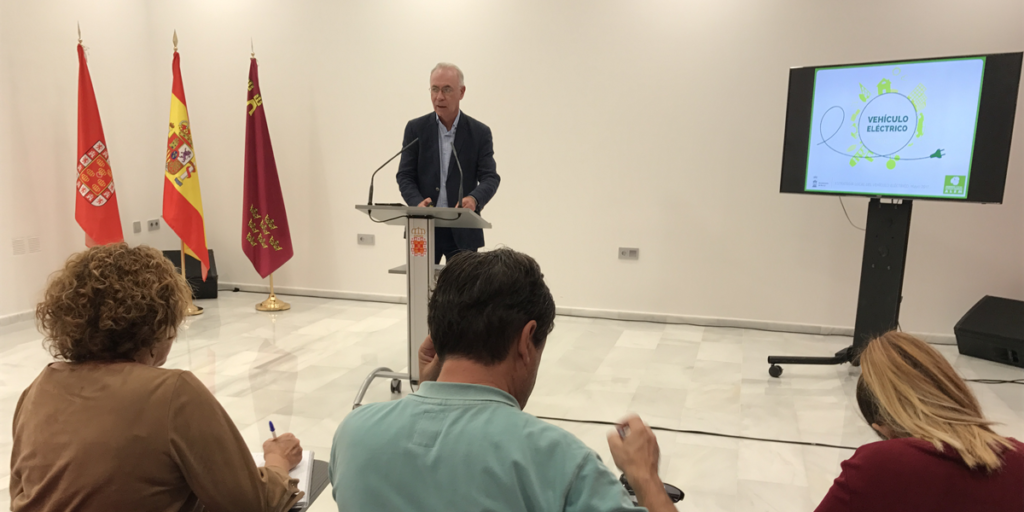 Presentación de las ayudas destinadas a fomentar la movilidad eléctrica y la eficiencia energética en el Ayuntamiento de Murcia.