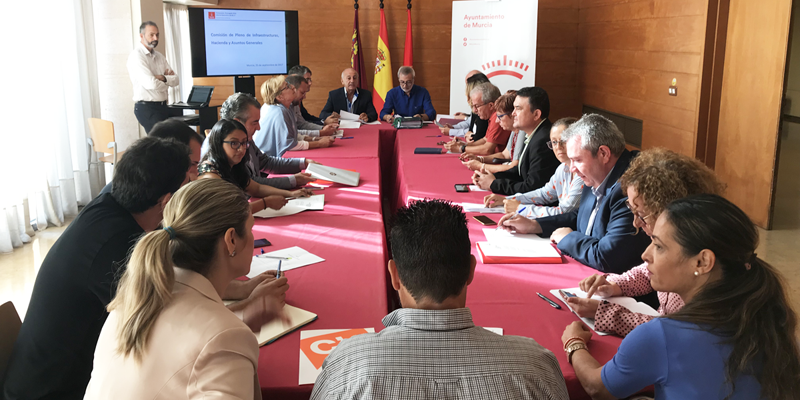 La Comisión de Infraestructuras, Hacienda y Asuntos Generales del Ayuntamiento de Murcia ha aprobado el proyecto para convertir el parking Santa Isabel en un aparcamiento inteligente y con mejoras en su accesibilidad.