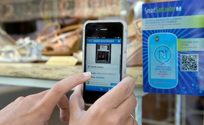 Una usuaria lee con su smartphone el código QR de uno de los establecimientos de Santander, que está probando las aplicaciones de comercio inteligente de la plataforma del proyecto europeo 'Festival'.