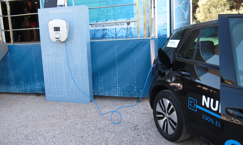 El punto de recarga mostrado permite la alimentación de la batería de un coche medio en cuatro horas. 