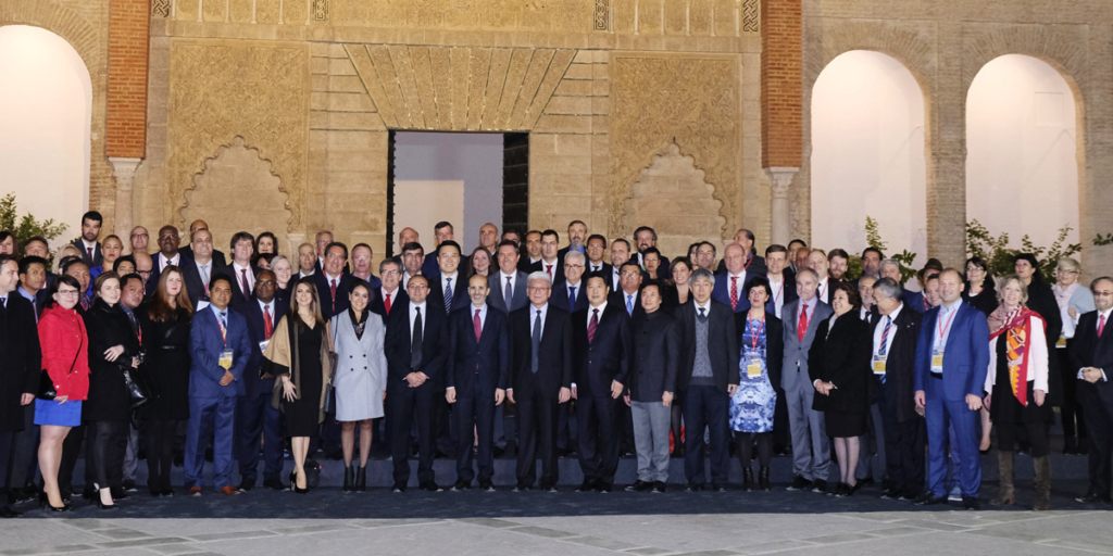 Unos 150 representantes de ciudades de todo el mundo asistieron al I Foro Global de Gobiernos Locales en Sevilla, de donde salen dispuestos a crear una red de municipios y donde firmaron la Declaración de Sevilla.