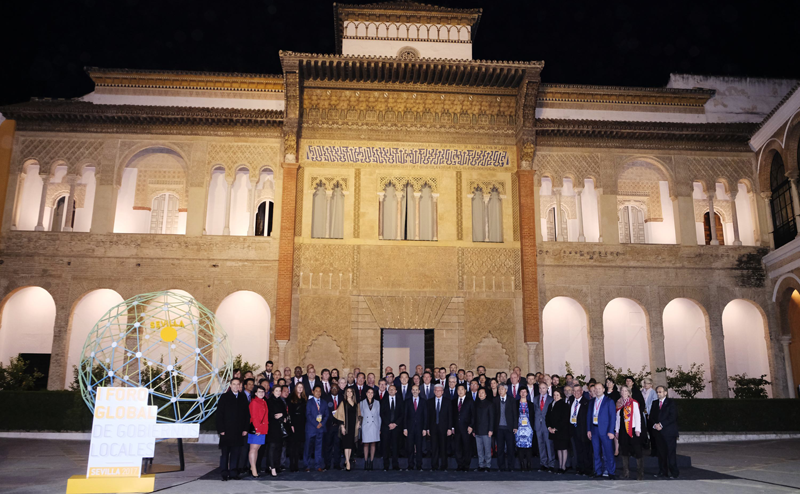Unos 150 representantes de ciudades de todo el mundo asistieron al I Foro Global de Gobiernos Locales en Sevilla, de donde salen dispuestos a crear una red de municipios y donde firmaron la Declaración de Sevilla.