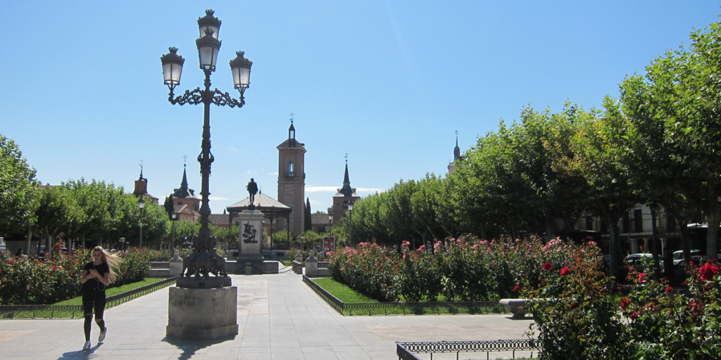 Plaza Cervantes de la ciudad de Alcalá de Henares, que incorporará iluminación artística LED con códigos QR para la señalización de puntos turísticos del casco histórico.