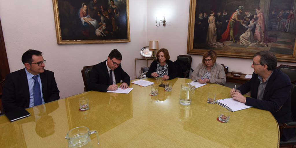 Firma del convenio entre Diputación de Cáceres y Telefónica para extender la Fibra Óptica a todos los ayuntamientos de la provincia en los próximos cuatro años.